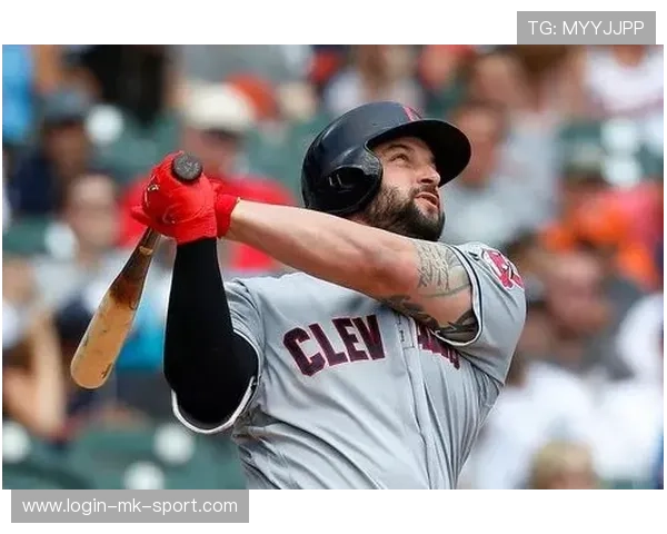 MLB外野轰出大号全垒打主场观众欢声雷动