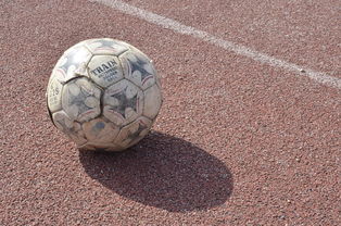 mk体育全站-跨界合作：足球与科技、娱乐的结合新模式，足球跨球基本技术要领